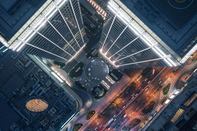 magas épületek felhőkarcolók tér város éjszakai fények lámpafény forgalom úttest zuhanás