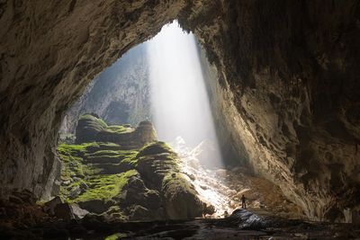 Son Doong barlang Vietnámban természet ember kőszikla