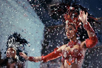 riói karnevál beöltözött szamba táncosok előadók szerpentin ünnepség piros ruha szép nők