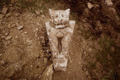 erzsébet királynél sisi sissi hercegnő oroszlánszobra a budai várban egy régészeti feltáráson a földben