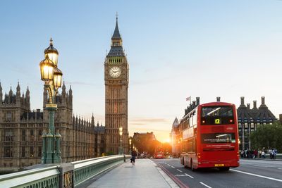 london anglia egyesült királyság big ben óratorony piros emeletes busz utcai lámpa Westminster híd városkép épületek sétáló emberek úttest járda városi forgalom