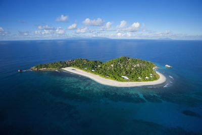 seychelle-szigetek Cousine sziget türkizkék tenger víz indiai-óceán fehér homokos tengerpart gyönyörű világ korallzátony turizmus égbolt felhők