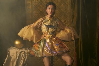 dior haute couture új ruha kollekció fiatal nő lány szép ruhában mágikus tarot kártya környezetben