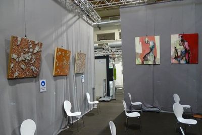 rendelő művészeti kiállítás kortárs művek váróterem oltóközpont fehér székek másfél méterre egymástól szürke térelválasztók képek festmények