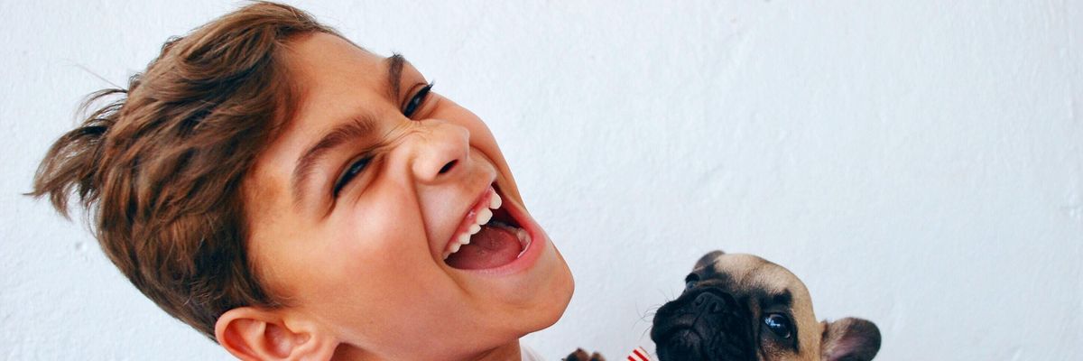 Kutatások bizonyítják, hogy a kutyák összehangolják a viselkedésüket a gyerekekkel