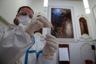 fiola nő védelmi felszerelésben szemüveg maszk festmény terem koronavírus kesztyű vizsgál