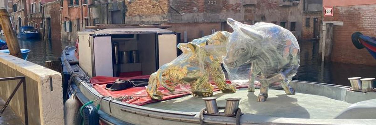 A velencei lagúnákon csónakáztak a magyar szobrászművész állatai