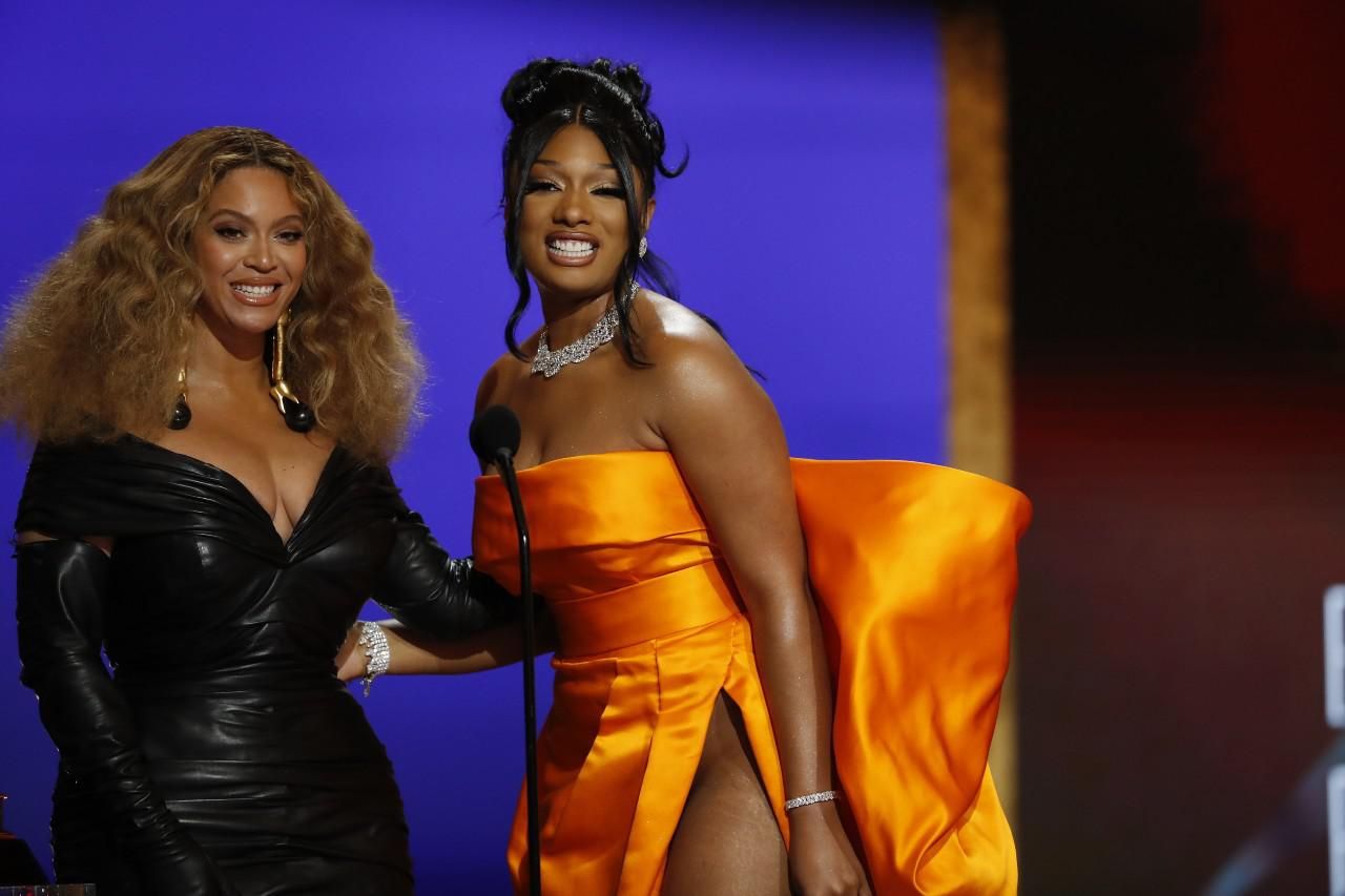 Beyoncé és Megan Thee Stallion a 63. Grammy--díjtátadó színpadán miután nyertek a legjobb rapszam kategóriájában.