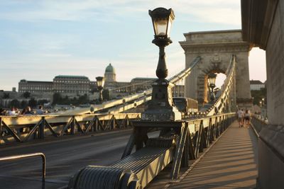 Emberek sétálnak a budapesti Lánchídon