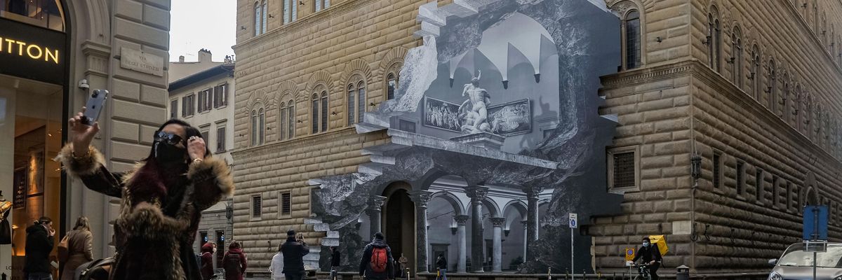 „Felszakadt" egy firenzei palota homlokzata