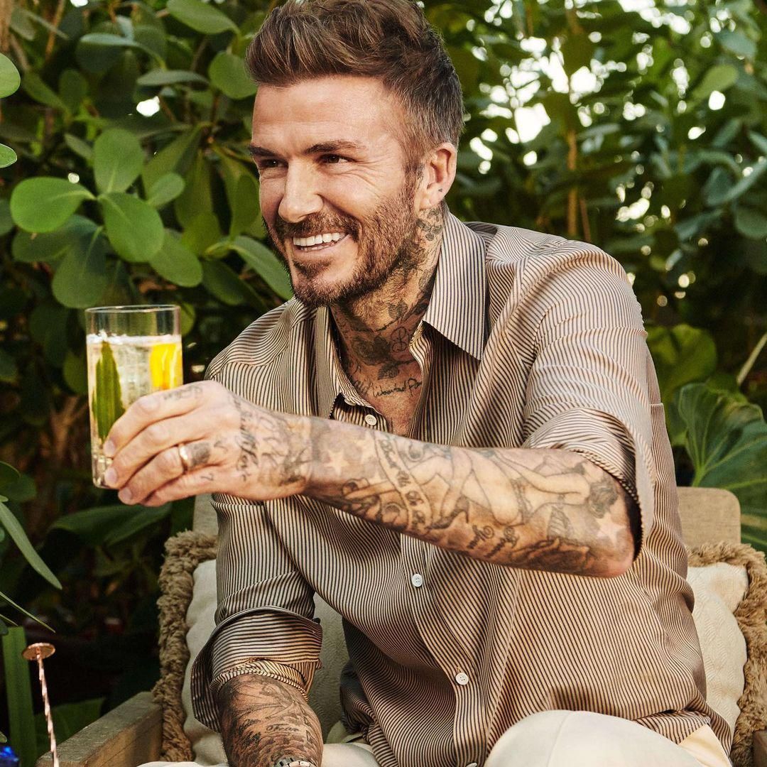 Beckham alkoholt fogyaszt a teraszon 