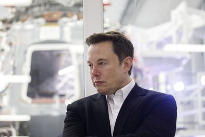 Elon Musk, a SpaceX főnöke töpreng 