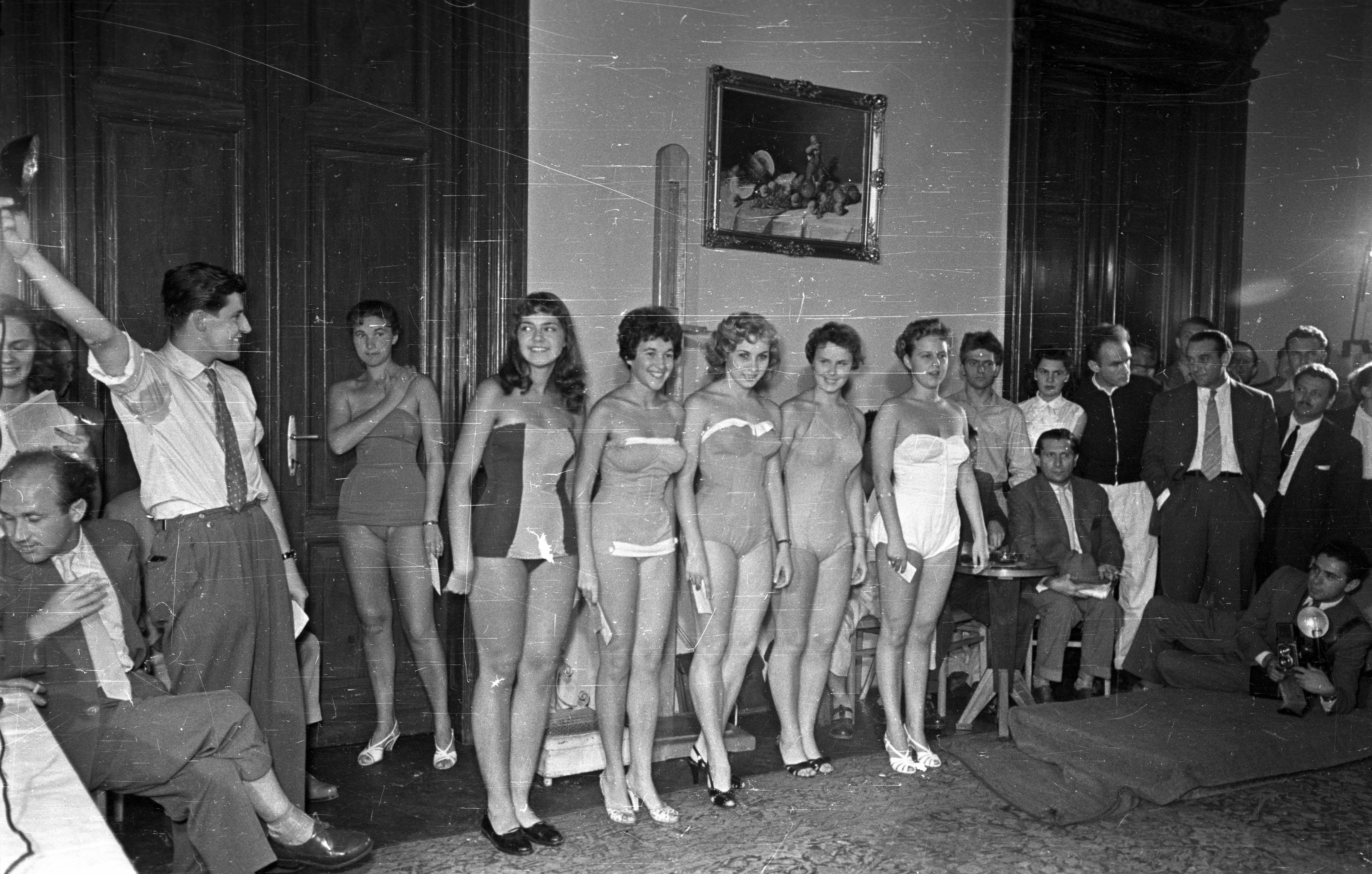 modellek állnak sorban 1956-ban fekete fehér