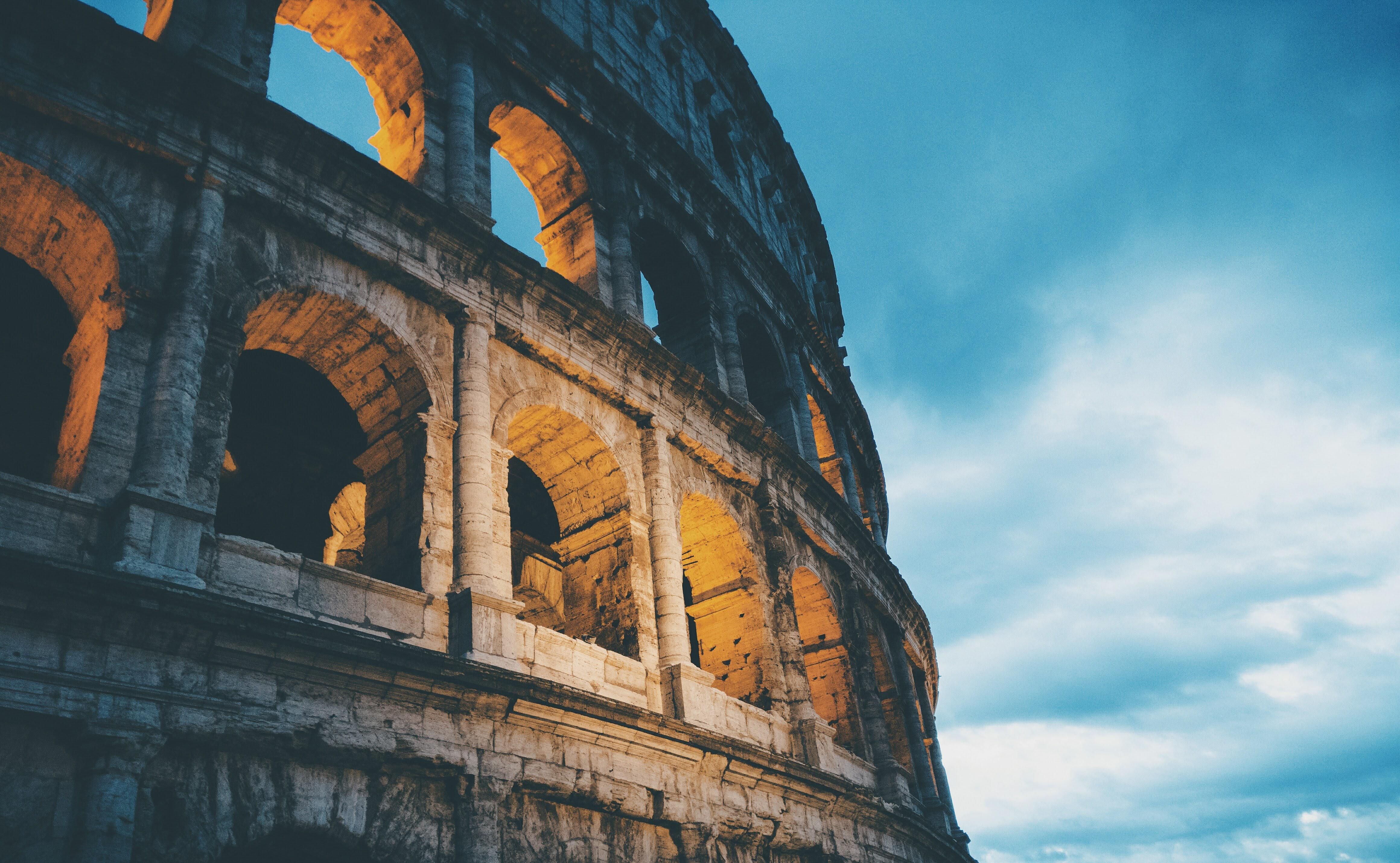 A római Colosseum, mely az olasz főváros egyik legcsodálatosabb és legikonikusabb épülete