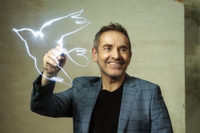 Szőnyi Ferenc ultrafutó, triatlonista fénnyel a remény galambját rajzolja