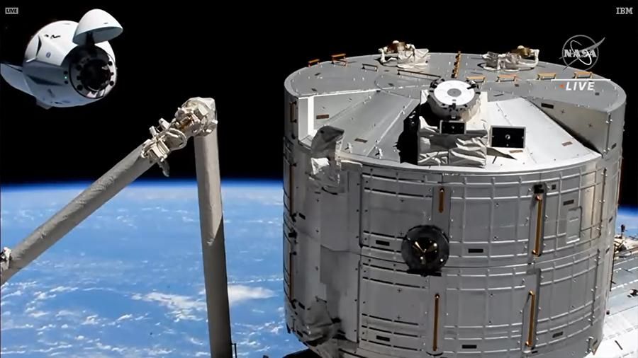 A SpaceX űrhajója, a Crew Dragon csatlakozik a Nemzetközi Űrállomáshoz