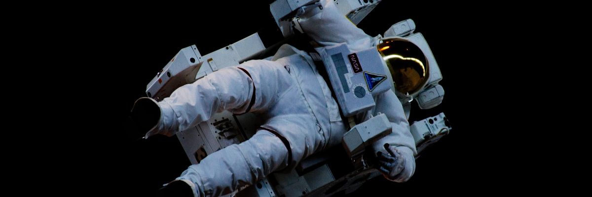 A NASA felfüggeszti az ISS űrsétáit, mert az asztronauták ruháiból szivárog a víz