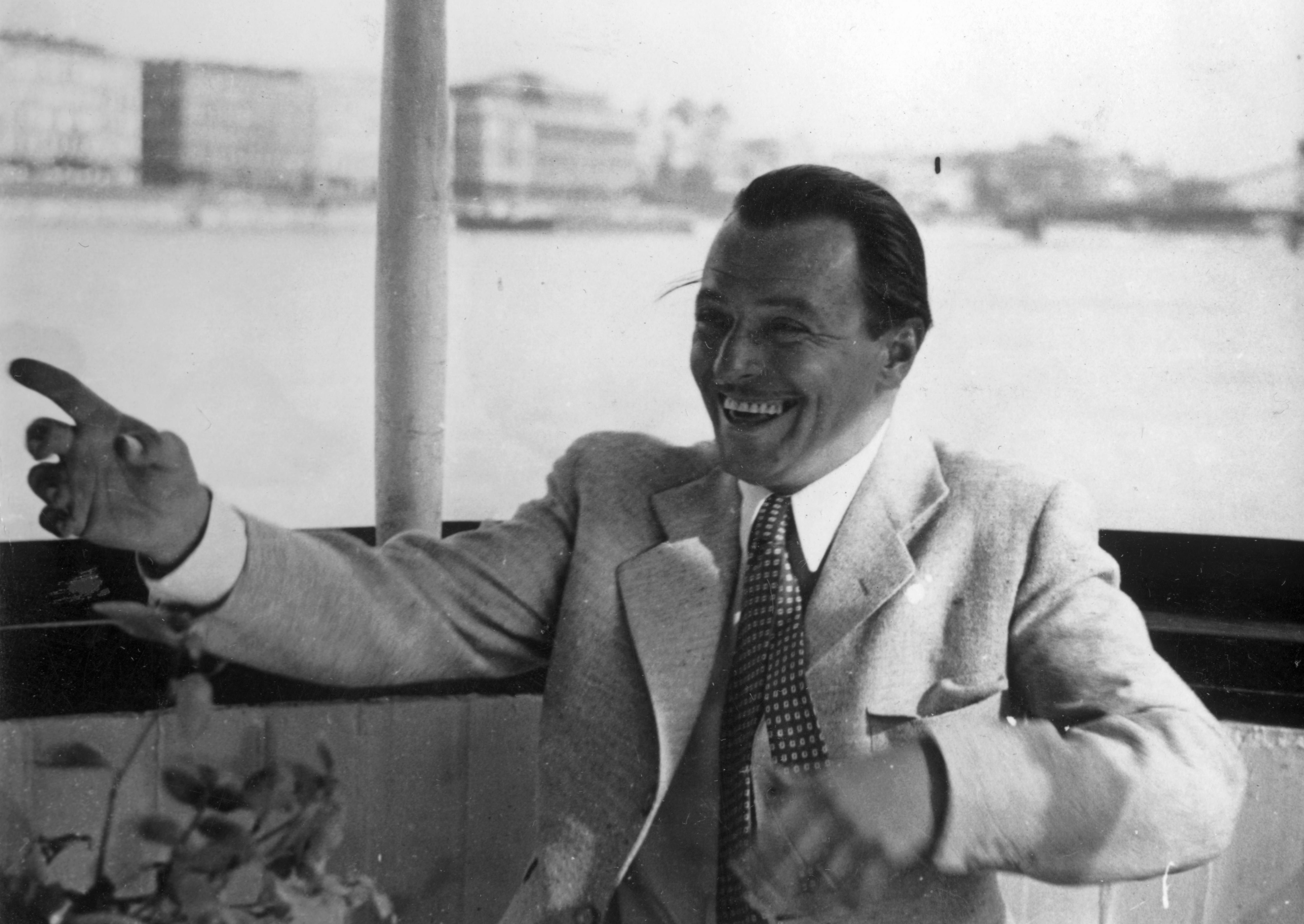 A 30-as évek egyik legnagyobb magyar ikonja, Jávor Pál nevet, háttérben a Duna