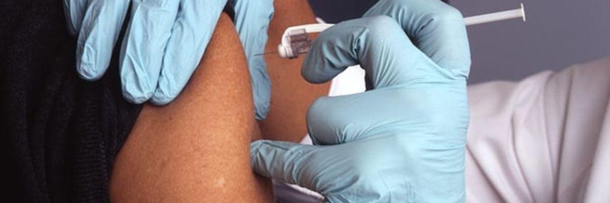 A vakcinaellenesek szerint mágnessel ellenőrizhető, hogy kit nyomkövetőztek be