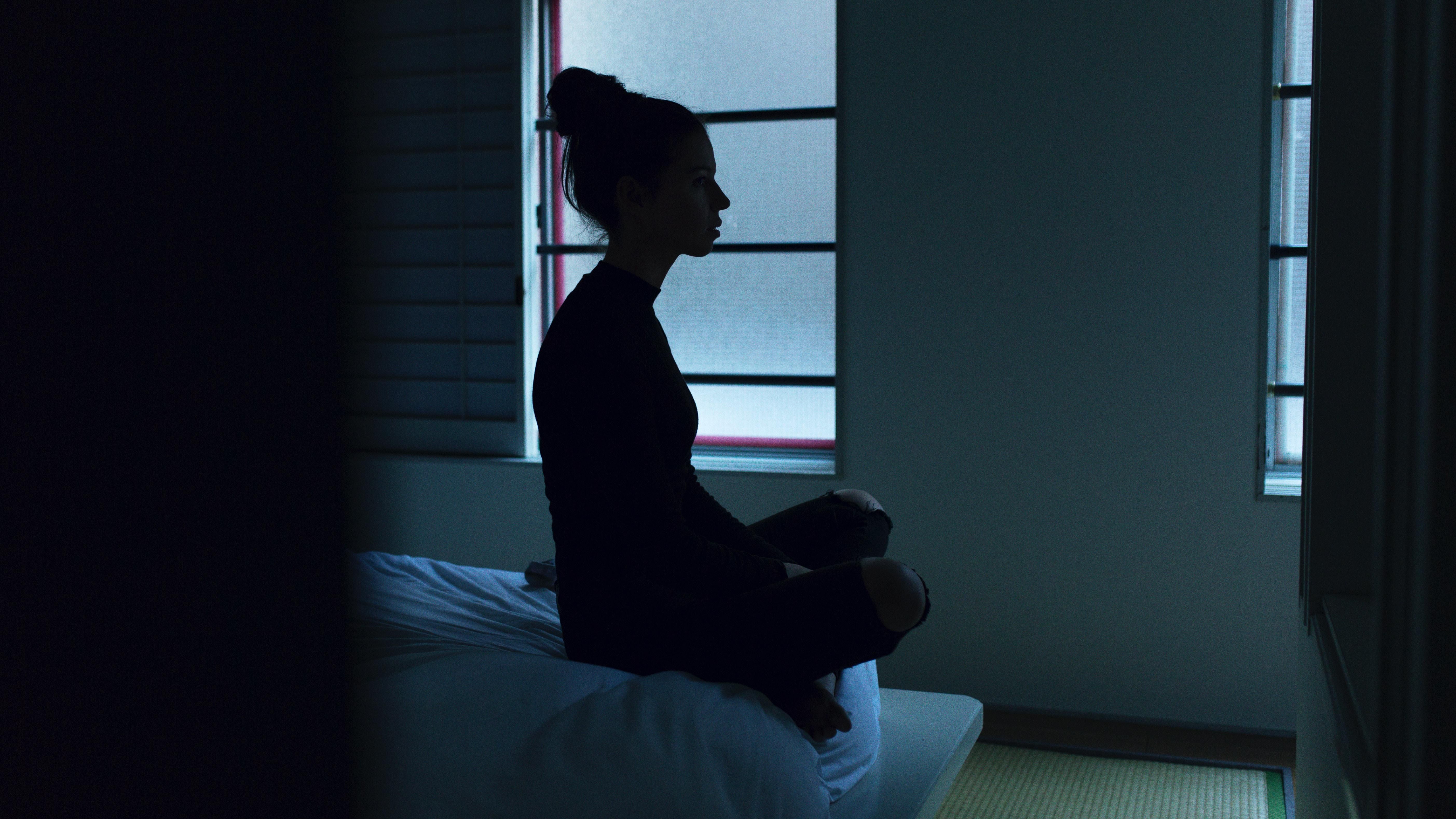 nő éjszaka alvás meditáció inszomnia