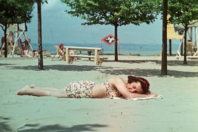 hason fekvőm napozó nő a balatonparton, retro fotó