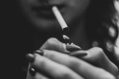 nő dohányzik fekete fehér kép
