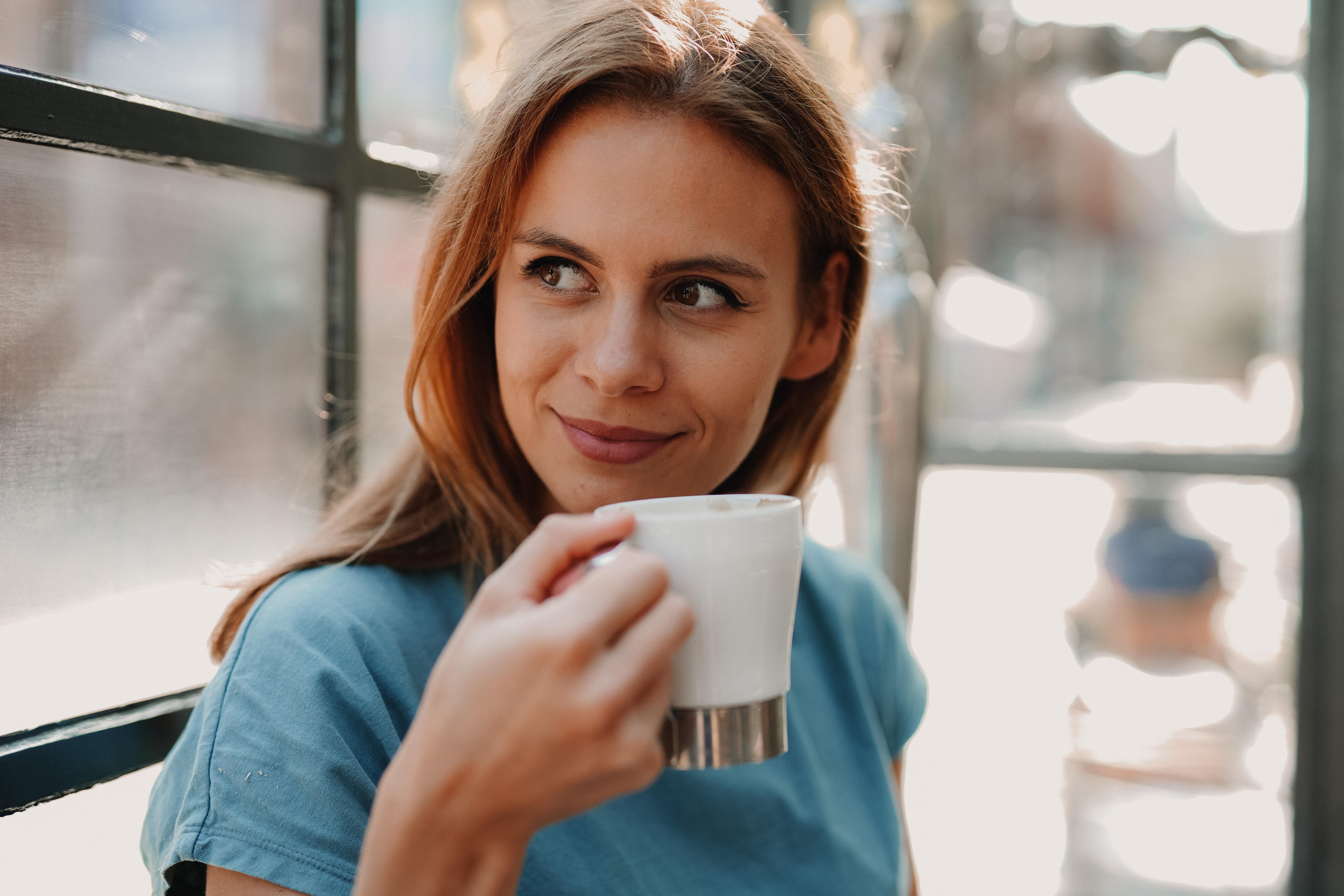 nő kávét iszik 