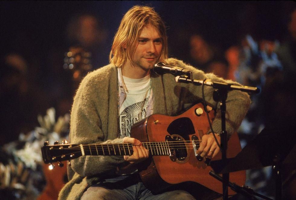 Kurt Cobain, a Nirvana együttes énekese egy gitáron játszik