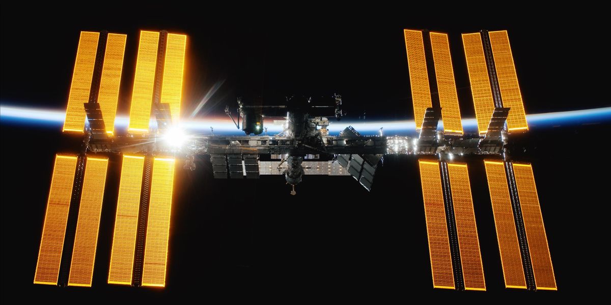 Húsz év után kicserélték az ISS napelemeit