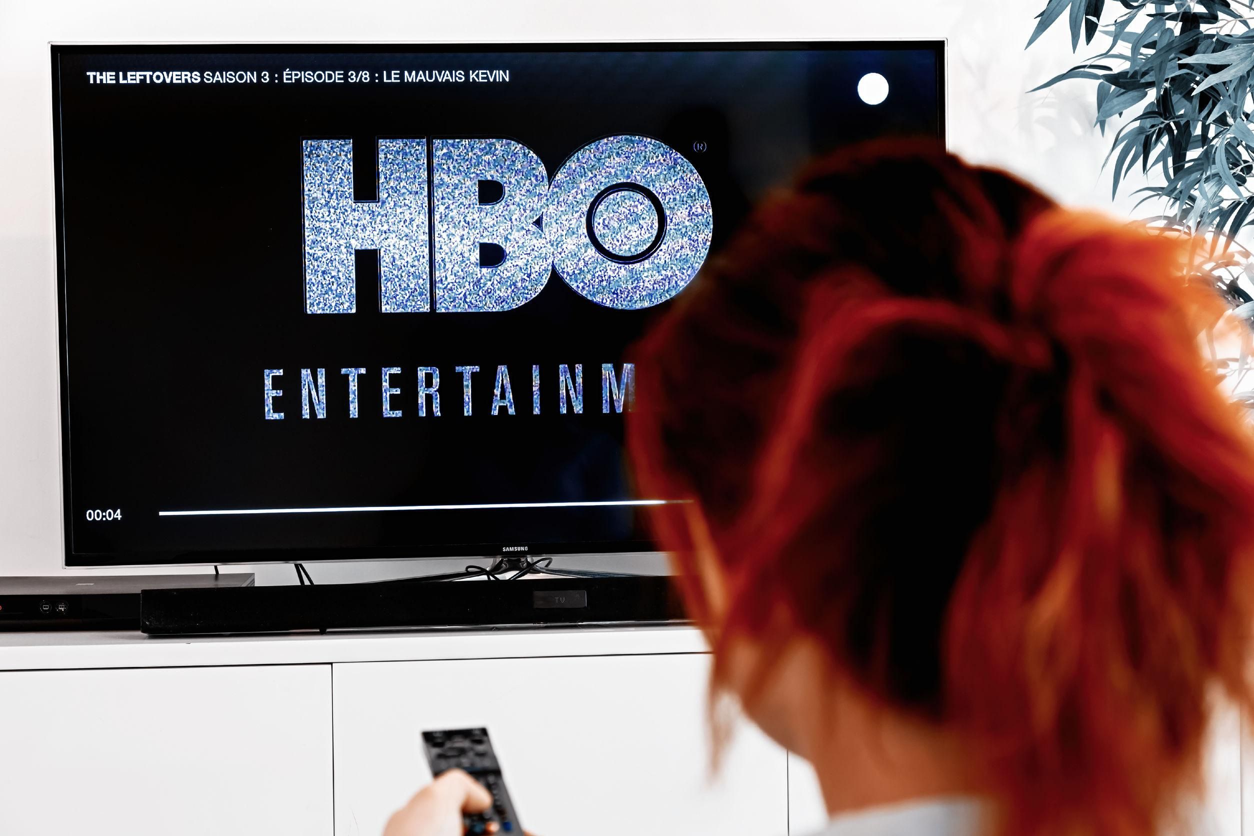 Egy vörös hajú nő az HBO Go-t nézi