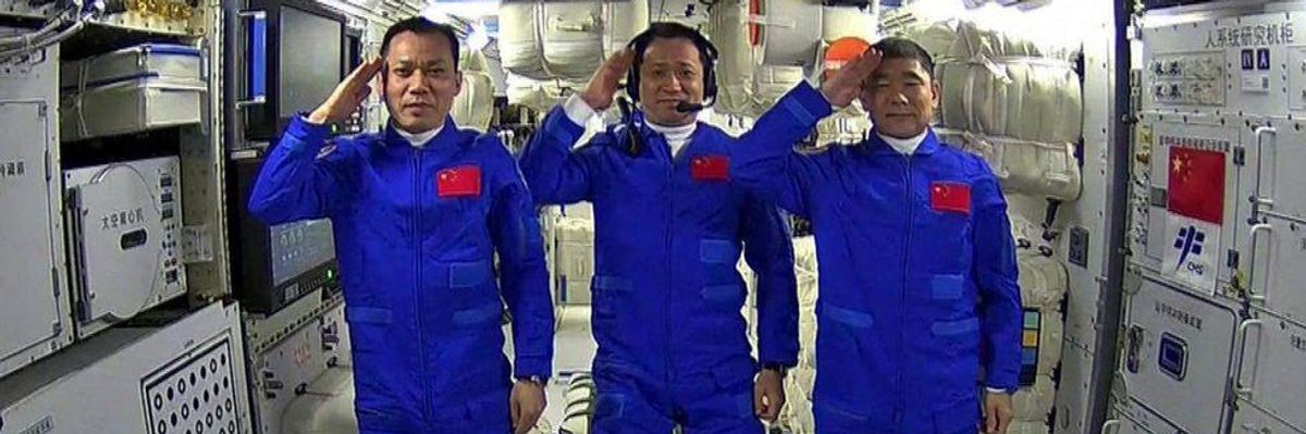 Megtörtént az első űrséta a kínai űrállomáson