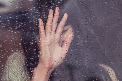 szomorú nő üveg eső