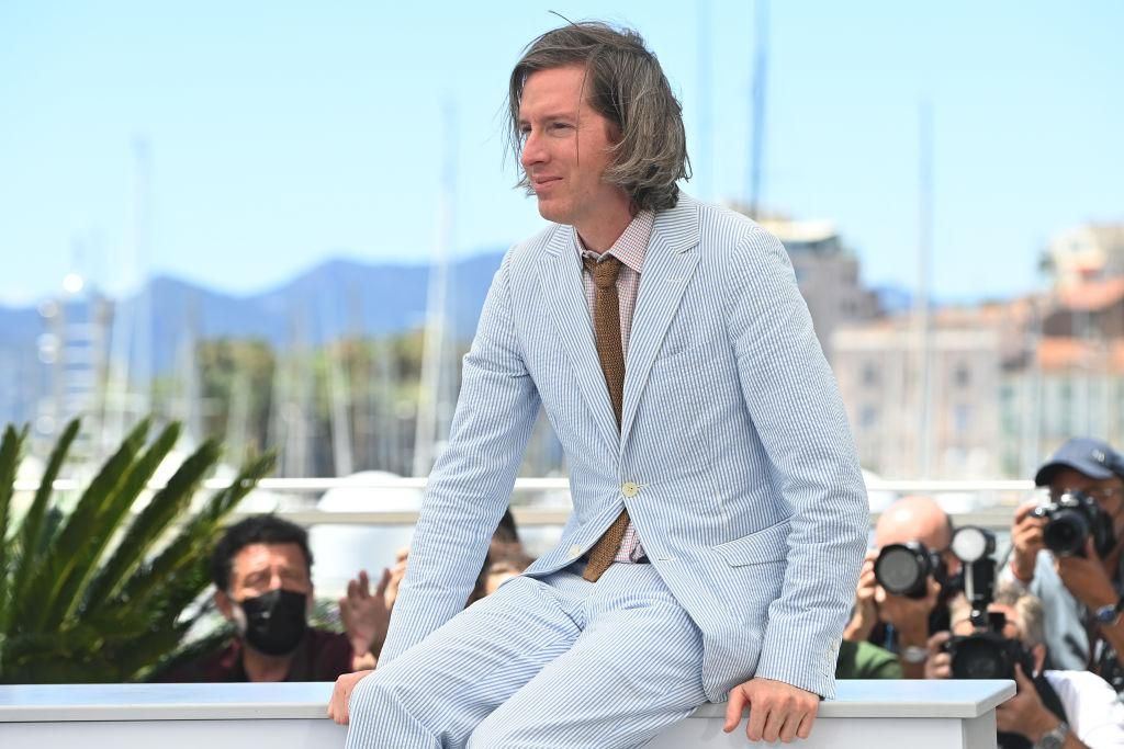 Wes Anderson Cannes-ban, kék zakóban ül