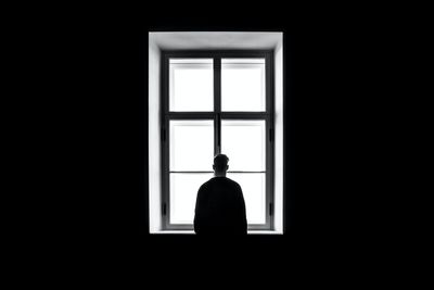 férfi ablak előtt fekete-fehér