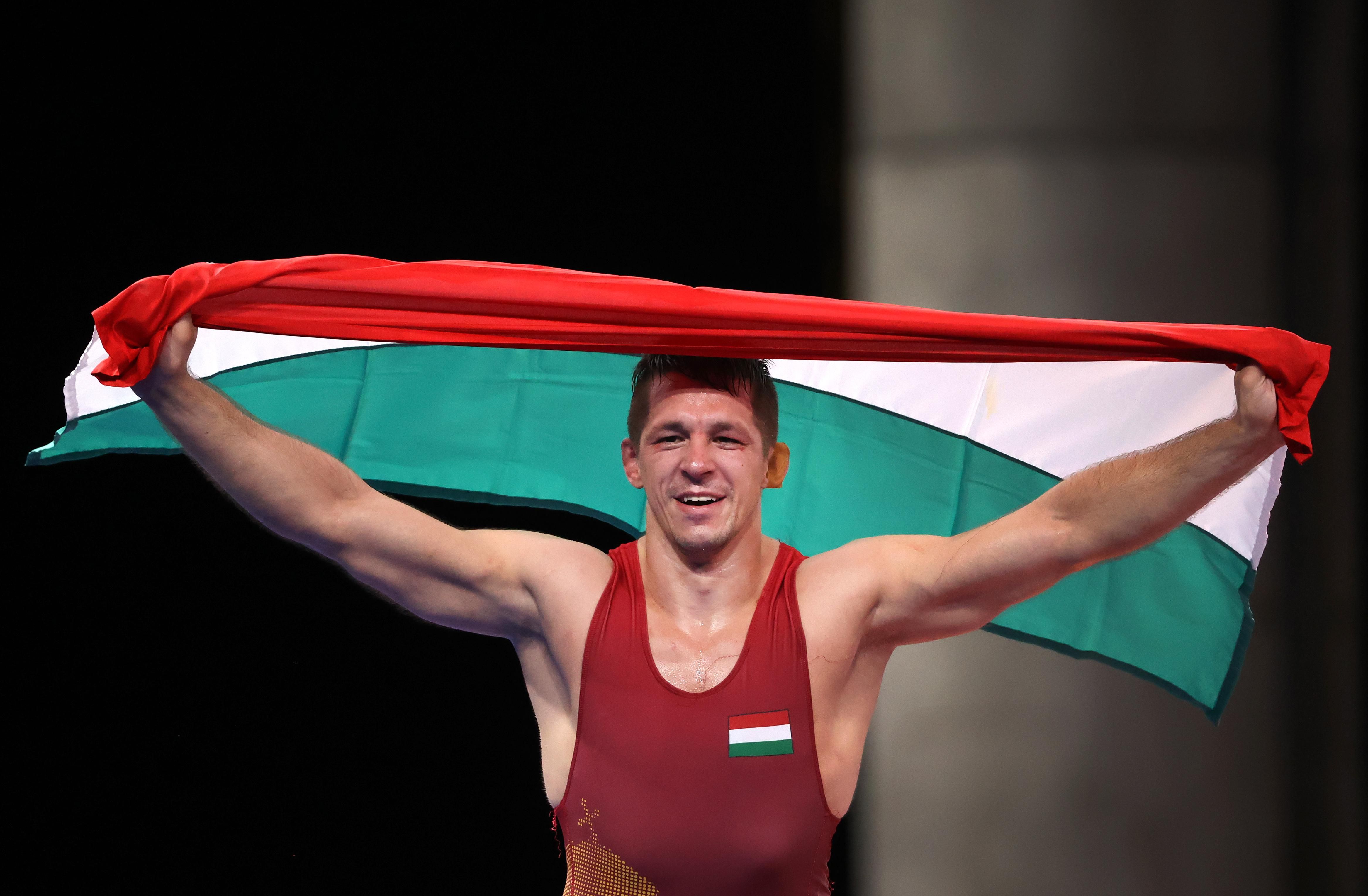 Lőrincz Tamás a magyar zászlót lengeti miután megnyerte a a 77 kilogrammos mezőnyben birkózásban aranyérmet szerzett a tokiói olimpián
