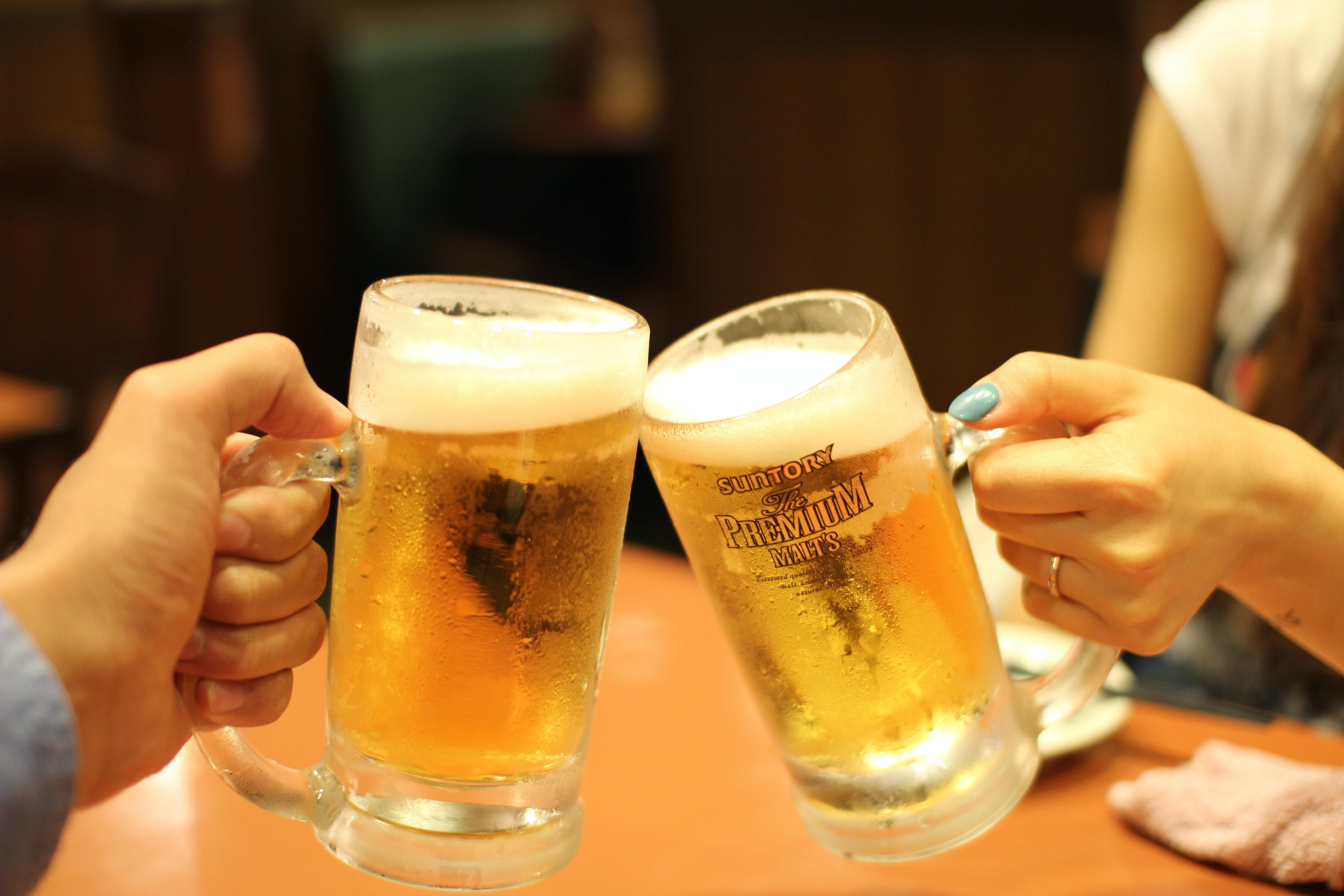Két ember sörrel koccint.