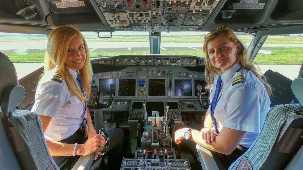 női pilóták repülőn  
