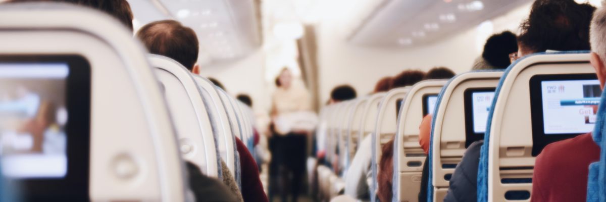 Kié a középső ülés két karfája egy repülőn?