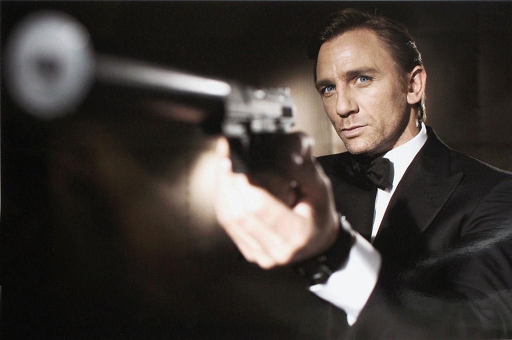 Daniel Craig egy pisztolyt tart a kezében a Casino Royale című filmben.