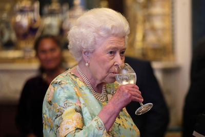Erzsébet királynő iszik 
