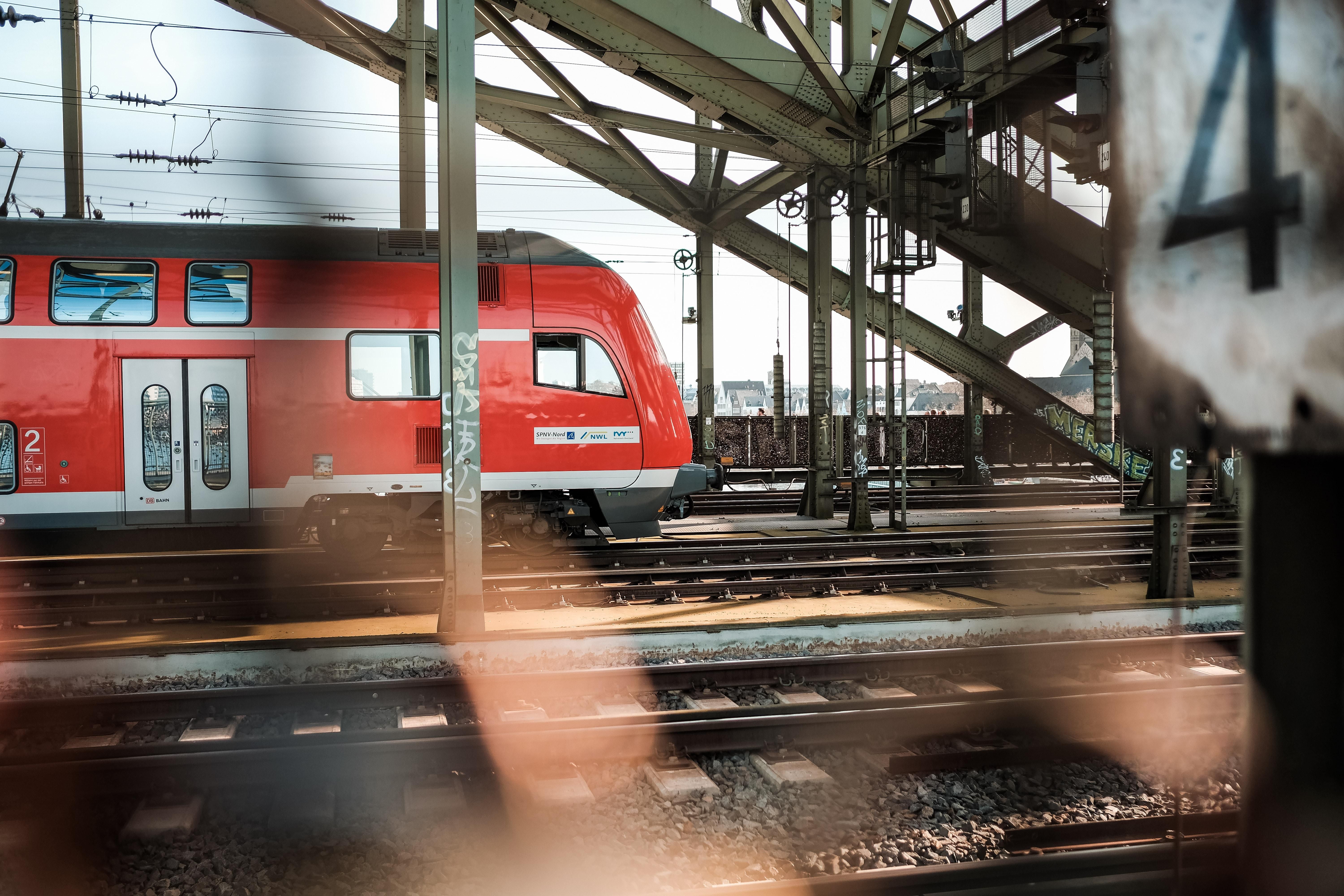 Egy piros-fehér színű vonat Németországban.