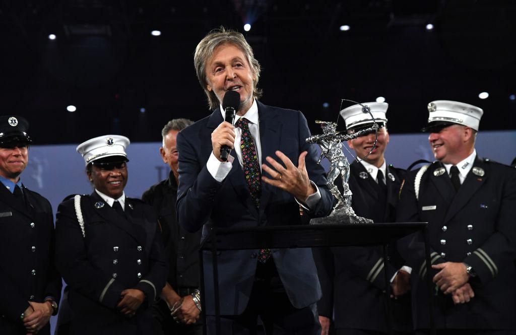 Paul McCartney egy díjátadó-gálán.