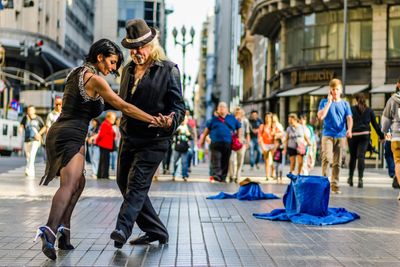 táncoló emberek  az utcán 