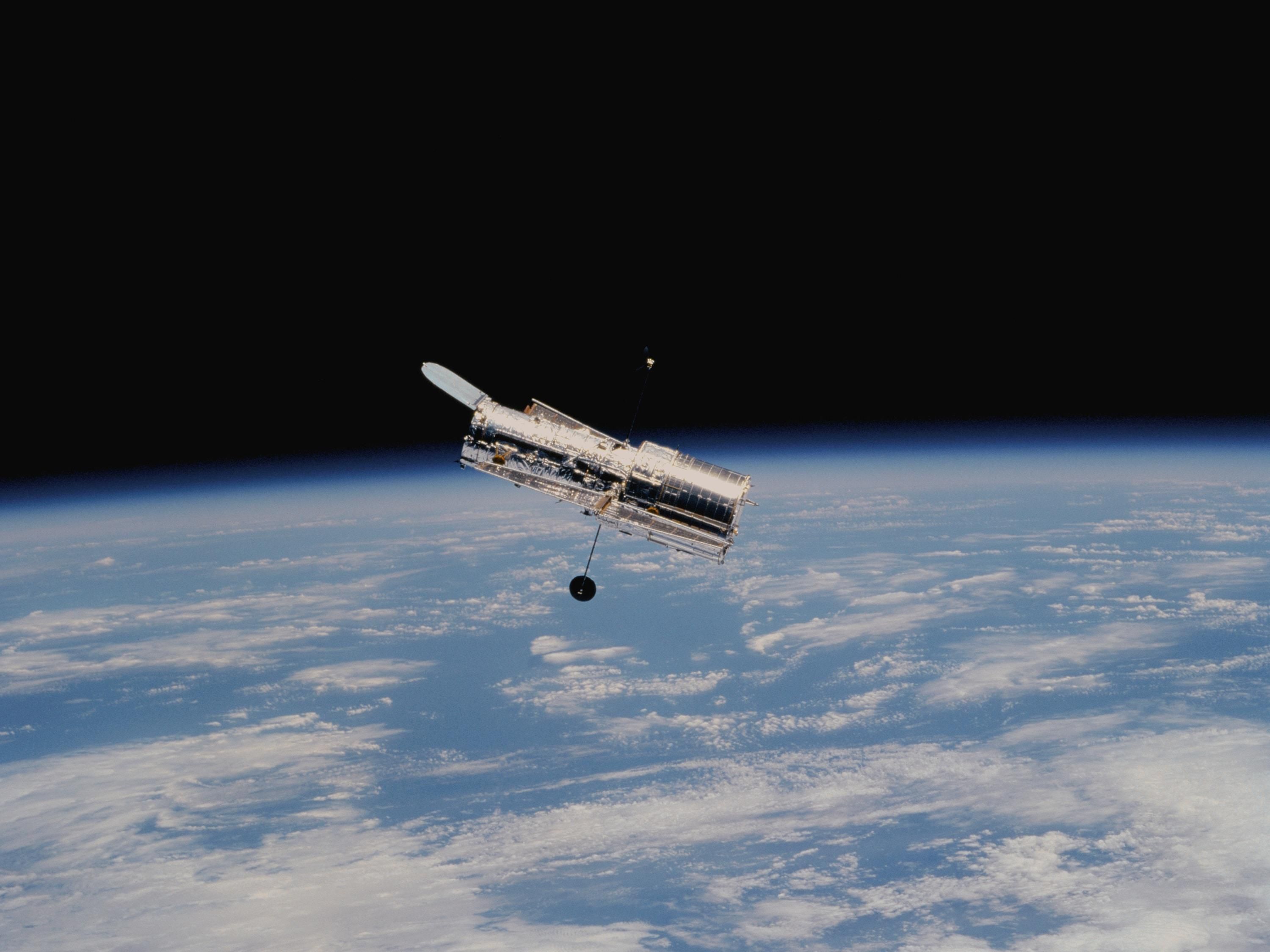 A Hubble Űrteleszkóp a Föld felett.