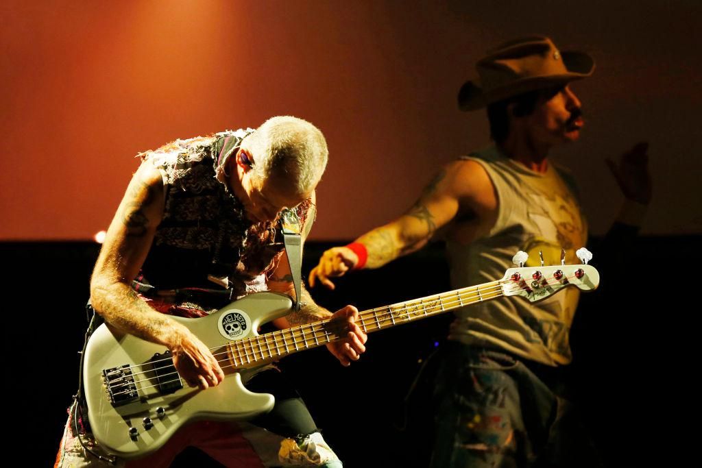 A Red Hot Chili Peppers koncert közben.