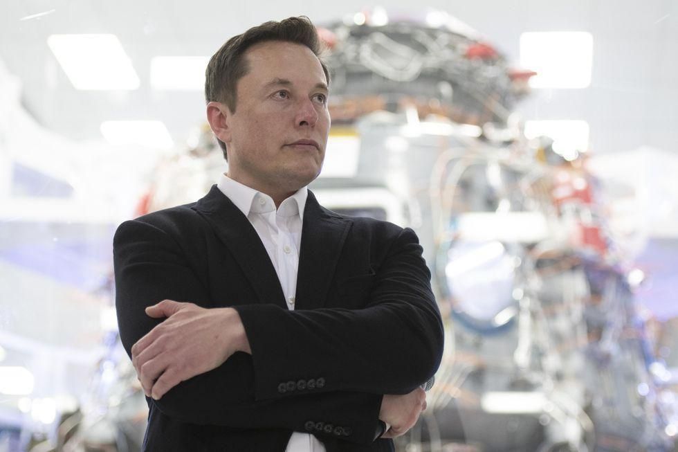 Elon Musk egy sötét zakóban áll.