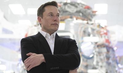Elon Musk egy sötét zakóban áll.