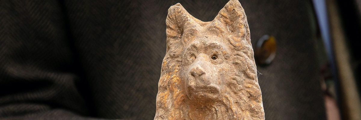 Egy ősi kutyaszobrot és három sírt fedeztek fel Róma utcái alatt