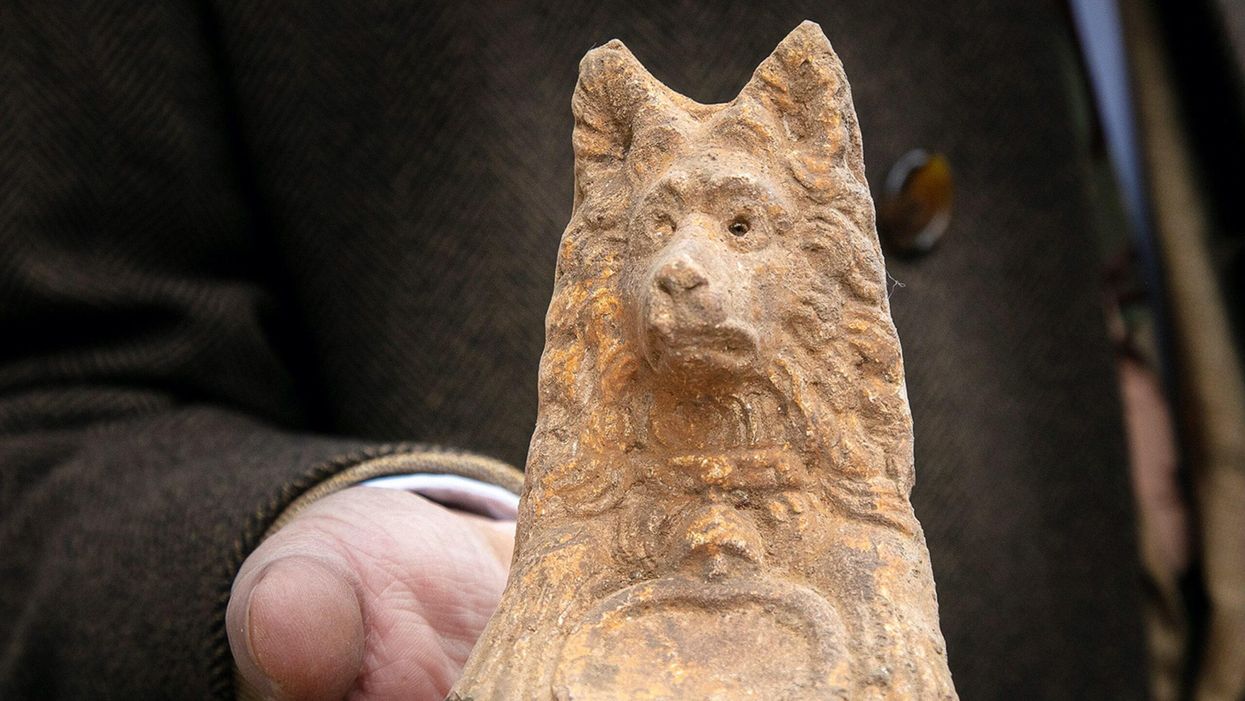 Egy ősi kutyaszobrot és három sírt fedeztek fel Róma utcái alatt