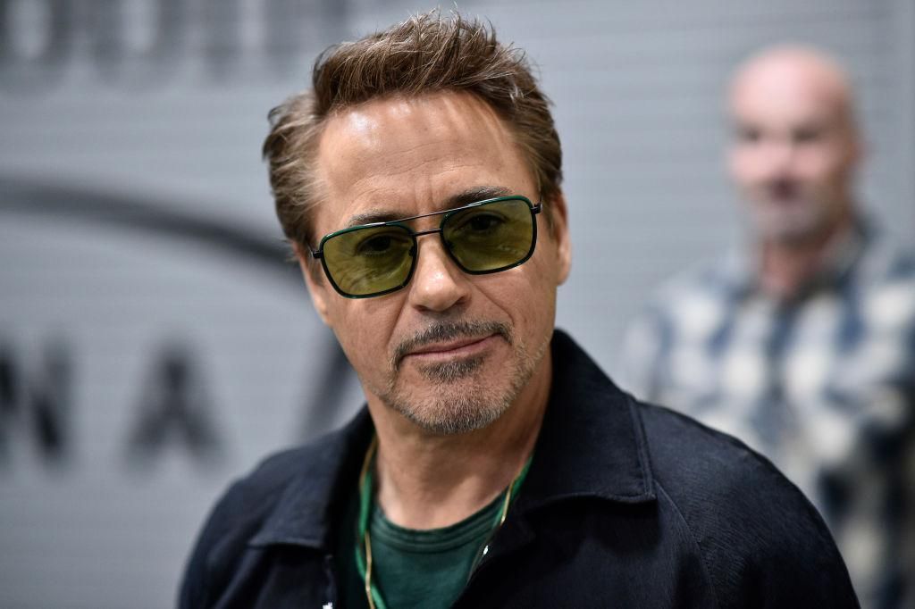 Robert Downey Jr. egy napszemüvegben.